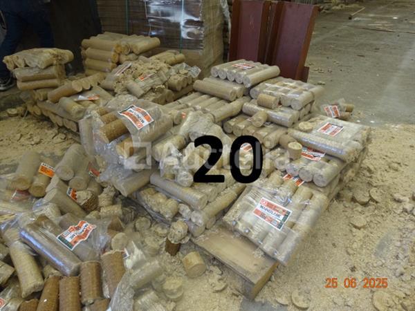 Grote foto de inhoud van 2 pallets houtbriketten in frietjes doe het zelf en verbouw ijzerwaren en bevestigingsmiddelen