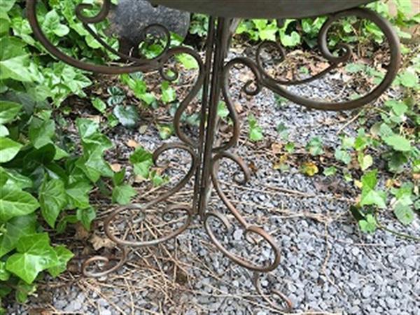 Grote foto een geweldig decoratiestuk voor in uw tuin vogelbad gemaakt van metaal tuin en terras tuindecoratie
