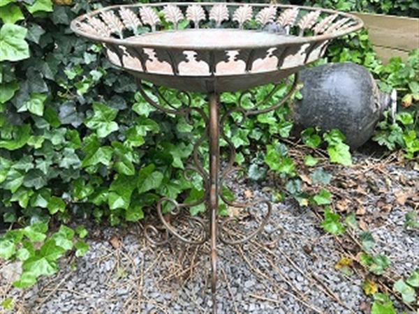 Grote foto een geweldig decoratiestuk voor in uw tuin vogelbad gemaakt van metaal tuin en terras tuindecoratie