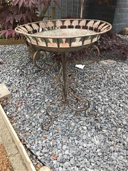 Grote foto een geweldig decoratiestuk voor in uw tuin vogelbad gemaakt van metaal tuin en terras tuindecoratie