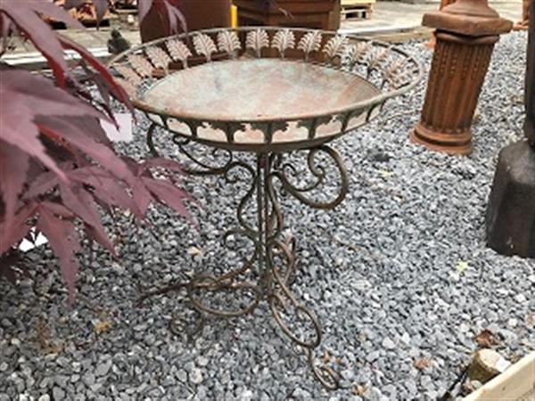 Grote foto een geweldig decoratiestuk voor in uw tuin vogelbad gemaakt van metaal tuin en terras tuindecoratie