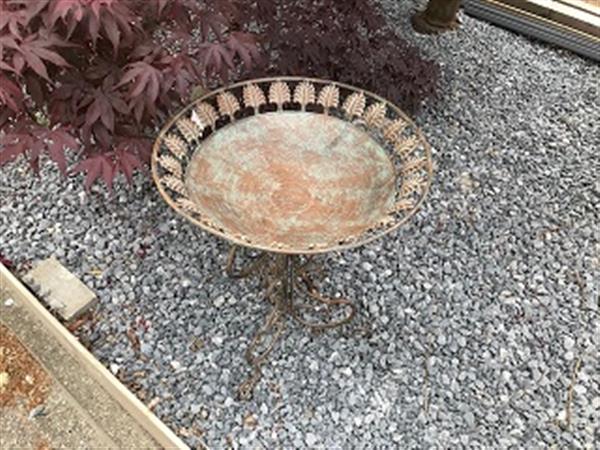 Grote foto een geweldig decoratiestuk voor in uw tuin vogelbad gemaakt van metaal tuin en terras tuindecoratie
