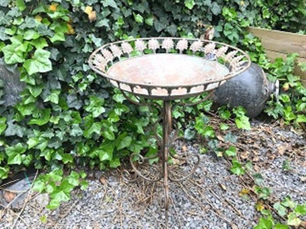 Grote foto een geweldig decoratiestuk voor in uw tuin vogelbad gemaakt van metaal tuin en terras tuindecoratie