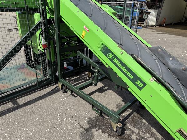 Grote foto miedema akv42 kistenvuller met invoerband agrarisch kisten