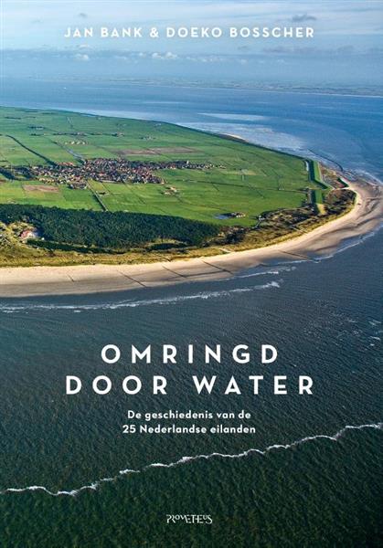 Grote foto omringd door water boeken geschiedenis wereld