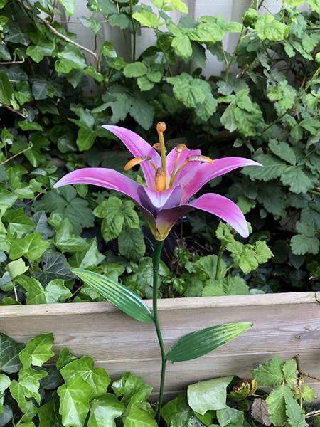 Grote foto handgemaakte lelie tuinsteker 82 cm metaal tuin en terras tuindecoratie