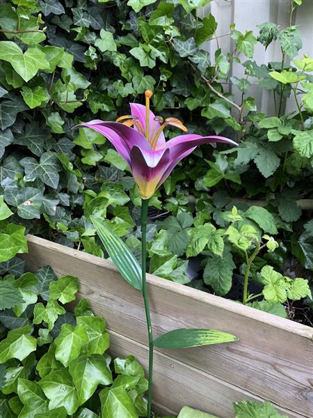Grote foto handgemaakte lelie tuinsteker 82 cm metaal tuin en terras tuindecoratie