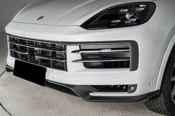 Grote foto dit betreft een porsche cayenne cayenne coupe 2024 carbon turbo gt style voorlip splitter auto onderdelen tuning en styling