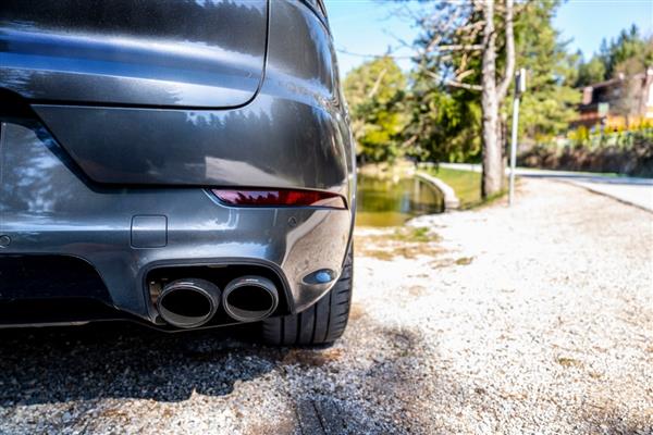 Grote foto dit betreft een akrapovic porsche cayenne cayenne e hybrid coupe uitlaat systeem auto onderdelen tuning en styling