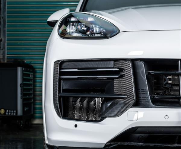 Grote foto dit betreft een set porsche cayenne turbo gt 2024 carbon bumper canards grill auto onderdelen tuning en styling