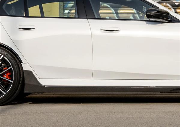 Grote foto dit betreft een set bmw g90 g99 m5 carbon sq side skirt extensions auto onderdelen tuning en styling