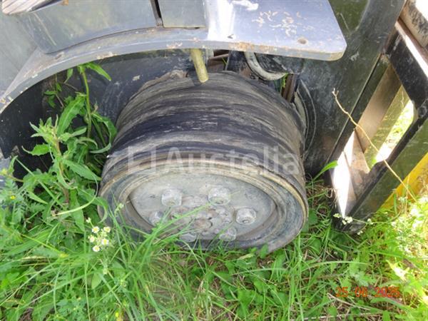 Grote foto 1 clark tmc jaar 2010. de auto spint maar de rechtervoorband is gescheurd doe het zelf en verbouw ijzerwaren en bevestigingsmiddelen