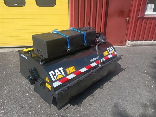 Grote foto veegborstel met opvangbak met watersproeier installatie agrarisch tractor toebehoren