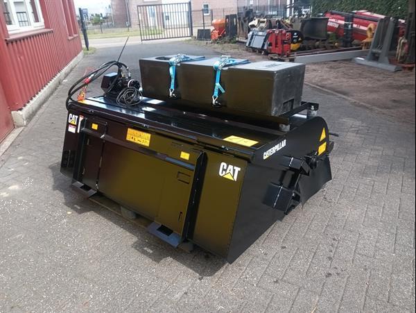 Grote foto veegborstel met opvangbak met watersproeier installatie agrarisch tractor toebehoren