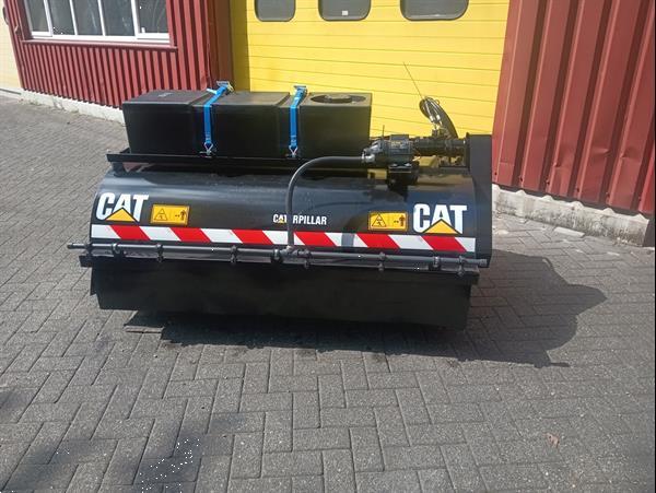 Grote foto veegborstel met opvangbak met watersproeier installatie agrarisch tractor toebehoren