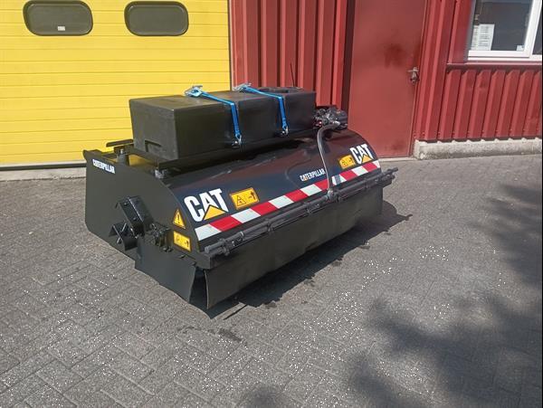 Grote foto veegborstel met opvangbak met watersproeier installatie agrarisch tractor toebehoren