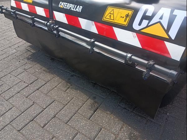 Grote foto veegborstel met opvangbak met watersproeier installatie agrarisch tractor toebehoren
