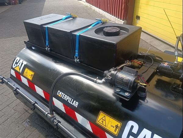 Grote foto veegborstel met opvangbak met watersproeier installatie agrarisch tractor toebehoren