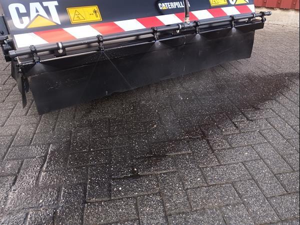 Grote foto veegborstel met opvangbak met watersproeier installatie agrarisch tractor toebehoren