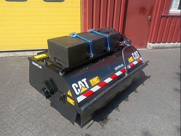 Grote foto veegborstel met opvangbak met watersproeier installatie agrarisch tractor toebehoren
