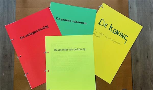 Grote foto boeken en het bos contacten en berichten uitgaan