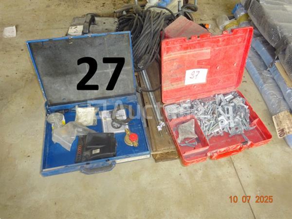 Grote foto de inhoud van een pallet een plastic doos met het merk hilti met schroeven en bevestigingsmiddelen doe het zelf en verbouw gereedschappen en machines