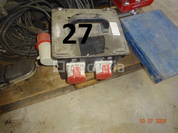 Grote foto de inhoud van een pallet een plastic doos met het merk hilti met schroeven en bevestigingsmiddelen doe het zelf en verbouw gereedschappen en machines