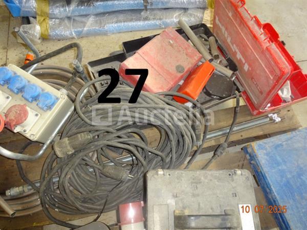 Grote foto de inhoud van een pallet een plastic doos met het merk hilti met schroeven en bevestigingsmiddelen doe het zelf en verbouw gereedschappen en machines