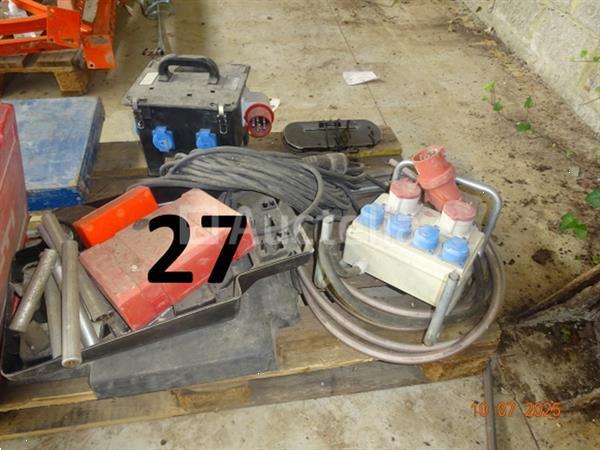 Grote foto de inhoud van een pallet een plastic doos met het merk hilti met schroeven en bevestigingsmiddelen doe het zelf en verbouw gereedschappen en machines