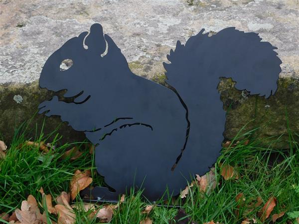 Grote foto prachtig silhouette van een eekhoorn mat zwart metaal tuin en terras tuindecoratie