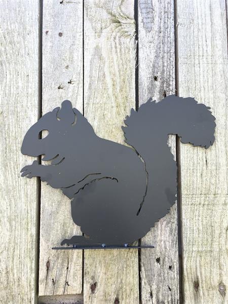 Grote foto prachtig silhouette van een eekhoorn mat zwart metaal tuin en terras tuindecoratie