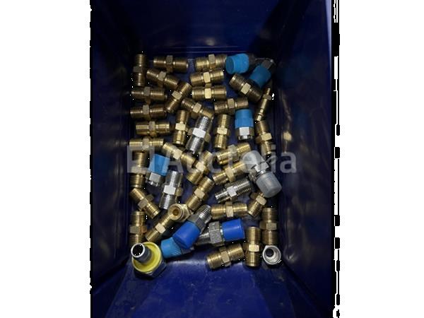 Grote foto partij messing en rvs koppelingen in bak doe het zelf en verbouw gereedschappen en machines