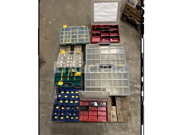 Grote foto partij assortimentskoffers deels gevuld doe het zelf en verbouw gereedschappen en machines