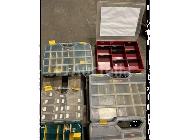 Grote foto partij assortimentskoffers deels gevuld doe het zelf en verbouw gereedschappen en machines