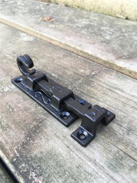 Grote foto een mooie deurgrendel schuifslot mat zwart gemaakt van smeedijzer doe het zelf en verbouw materialen en producten