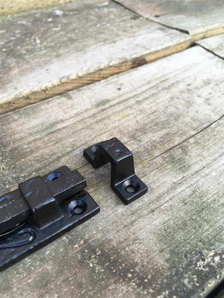 Grote foto een mooie deurgrendel schuifslot mat zwart gemaakt van smeedijzer doe het zelf en verbouw materialen en producten