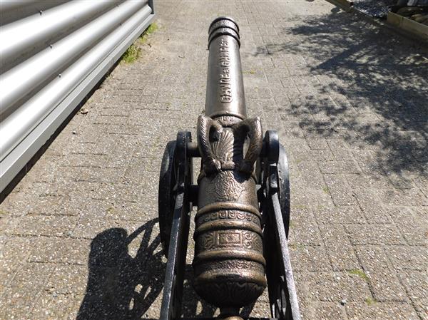 Grote foto prachtig fors decoratief kanon gietijzer zwart. tuin en terras tuinmeubelen