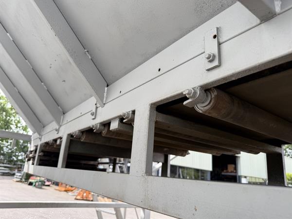 Grote foto flauw kistenkantelaar met bunker en afvoerband agrarisch tuinbouw