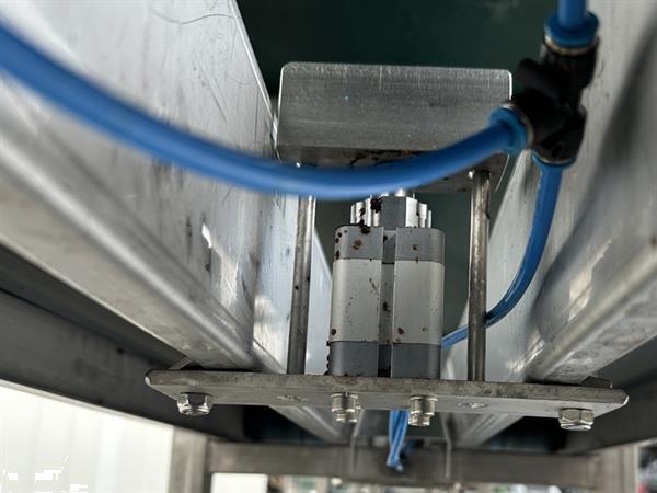 Grote foto acb combi transportband 860 cm met 12 werktafels agrarisch transportbanden