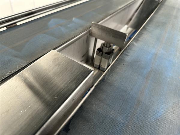 Grote foto acb combi transportband 860 cm met 12 werktafels agrarisch transportbanden