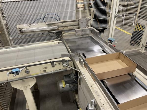 Grote foto b equipment ba20 dozenopzetmachine met stickermachine elevator en verzamelband agrarisch tuinbouw