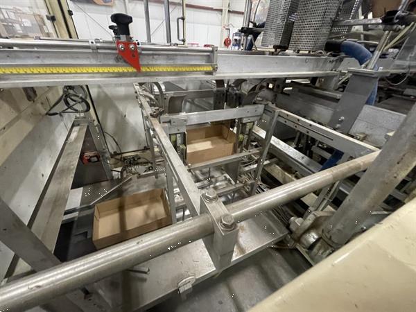 Grote foto b equipment ba20 dozenopzetmachine met stickermachine elevator en verzamelband agrarisch tuinbouw