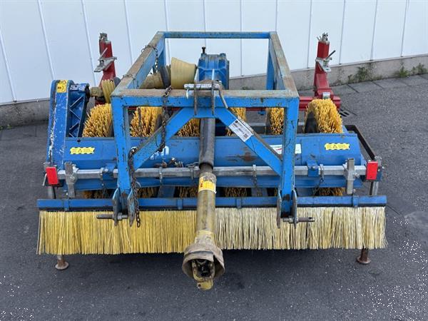 Grote foto b rtschi schoffelmachine met borstels 5 rijig agrarisch onkruidbestrijding