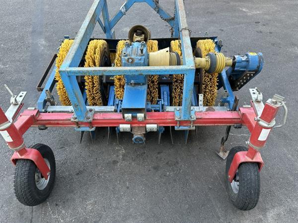 Grote foto b rtschi schoffelmachine met borstels 5 rijig agrarisch onkruidbestrijding