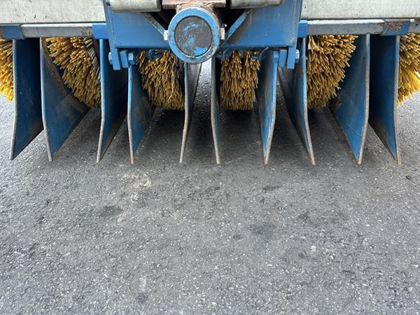 Grote foto b rtschi schoffelmachine met borstels 5 rijig agrarisch onkruidbestrijding