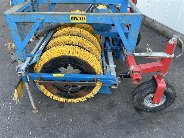 Grote foto b rtschi schoffelmachine met borstels 5 rijig agrarisch onkruidbestrijding