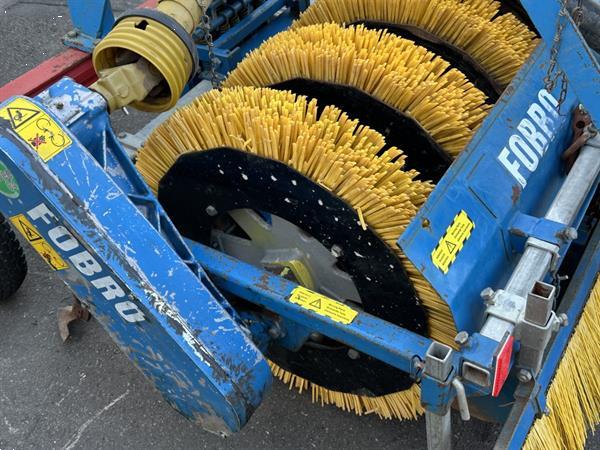 Grote foto b rtschi schoffelmachine met borstels 5 rijig agrarisch onkruidbestrijding