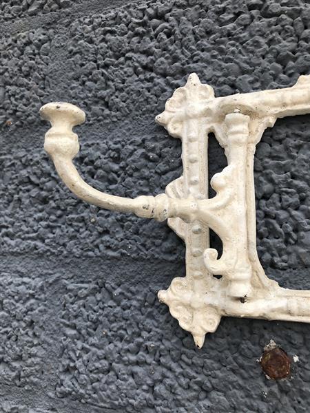 Grote foto wandkapstok antiek wit met draaibare haak gietijzer shabby look geschilderd huis en inrichting woningdecoratie