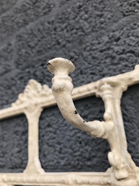 Grote foto wandkapstok antiek wit met draaibare haak gietijzer shabby look geschilderd huis en inrichting woningdecoratie