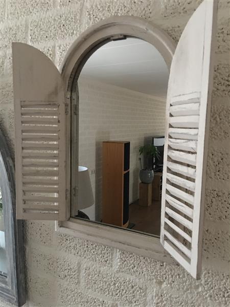 Grote foto spiegel met houten frame en deurtjes indische stijl huis en inrichting woningdecoratie